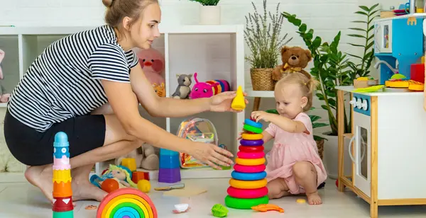 Küçük kız oyuncaklarla oynuyor. Seçici odak.