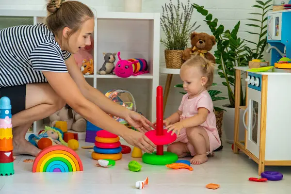 Küçük kız oyuncaklarla oynuyor. Seçici odak.