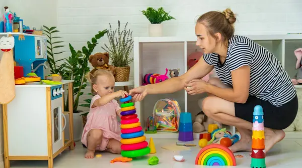 Küçük kız oyuncaklarla oynuyor. Seçici odak.