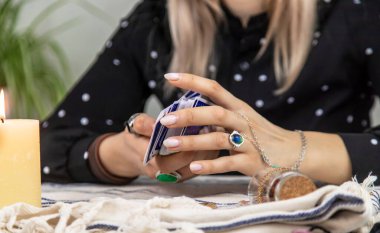 Bir falcı tarot kartlarıyla okur. Seçici odaklanma. Kadın.