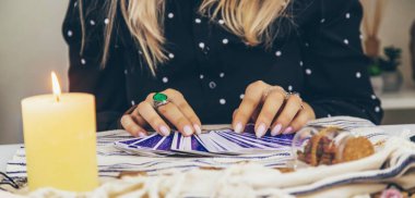 Bir falcı tarot kartlarıyla okur. Seçici odaklanma. Kadın.