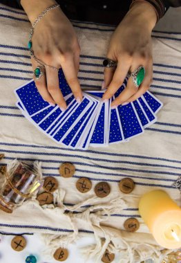 Bir falcı tarot kartlarıyla okur. Seçici odaklanma. Kadın.