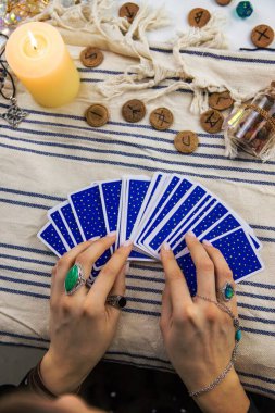 Bir falcı tarot kartlarıyla okur. Seçici odaklanma. Kadın.