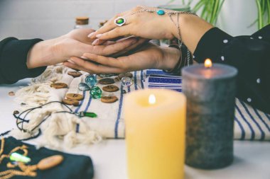 Bir falcı tarot kartlarıyla okur. Seçici odaklanma. Kadın.