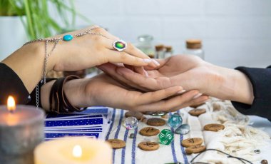 Bir falcı tarot kartlarıyla okur. Seçici odaklanma. Kadın.