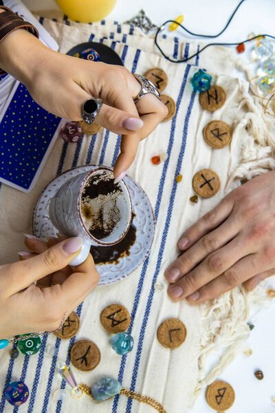 Предсказательница гаданий читает предсказания на основе кофе. Выборочный фокус. Женщина.