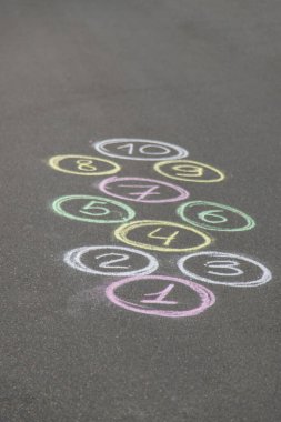 Çocuklar asfaltta oyun oynuyorlar. Seçici odak.