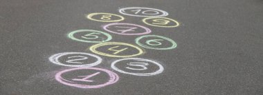 Çocuklar asfaltta oyun oynuyorlar. Seçici odak.