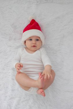 Noel Baba şapkası ya da örgü şapka takan yeni doğmuş şirin bir kızın Noel portresi. Noel zamanı.