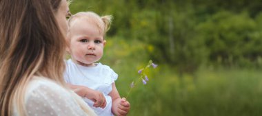 Anne küçük kızına sarılıyor. Seçici odaklanma.