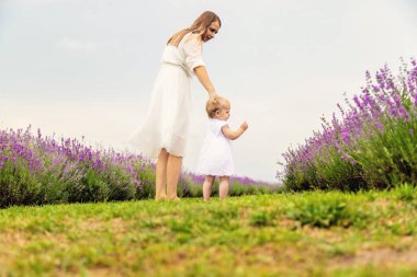 Mutlu anne ve kız lavanta tarlasında.
