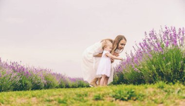 Mutlu anne ve kız lavanta tarlasında.