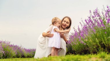 Mutlu anne ve kız lavanta tarlasında.