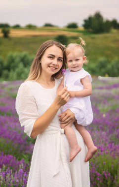 Mutlu anne ve kız lavanta tarlasında.