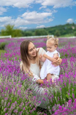 Mutlu anne ve kız lavanta tarlasında.