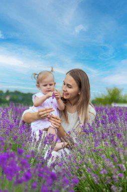 Mutlu anne ve kız lavanta tarlasında.