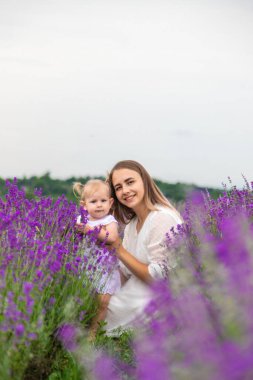 Mutlu anne ve kız lavanta tarlasında.