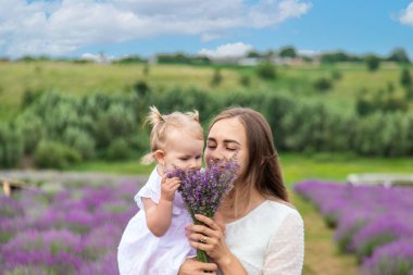 Mutlu anne ve kız lavanta tarlasında.