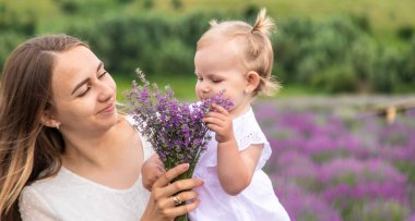 Mutlu anne ve kız lavanta tarlasında.