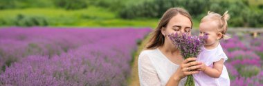 Mutlu anne ve kız lavanta tarlasında.