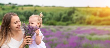 Mutlu anne ve kız lavanta tarlasında.