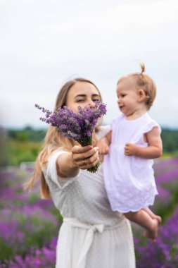 Mutlu anne ve kız lavanta tarlasında.