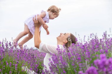 Mutlu anne ve kız lavanta tarlasında.