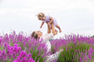 Mutlu anne ve kız lavanta tarlasında.