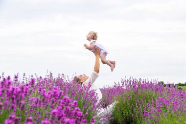 Mutlu anne ve kız lavanta tarlasında.