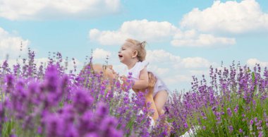 Mutlu anne ve kız lavanta tarlasında.