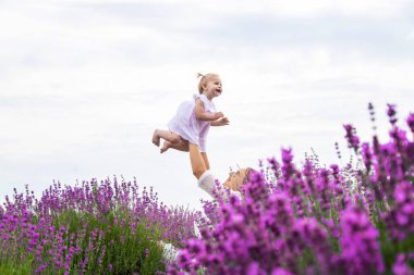 Mutlu anne ve kız lavanta tarlasında.