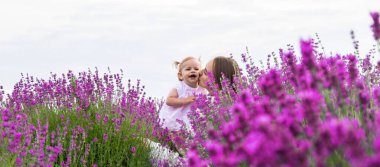 Mutlu anne ve kız lavanta tarlasında.