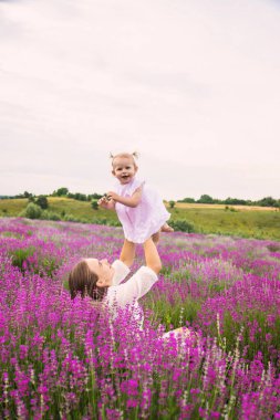 Mutlu anne ve kız lavanta tarlasında.