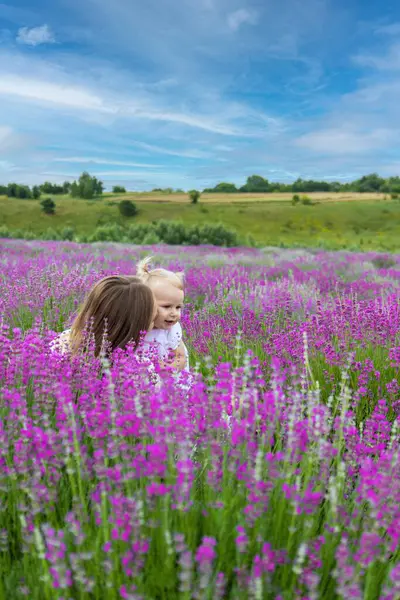 Mutlu anne ve kız lavanta tarlasında.