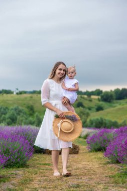 Mutlu anne ve kız lavanta tarlasında.