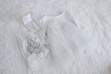 Bir kızın vaftiz töreni için kıyafetler, bir zincir ve bir haç. Ortodoks. vaftiz.