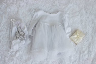 Bir kızın vaftiz töreni için kıyafetler, bir zincir ve bir haç. Ortodoks. vaftiz.