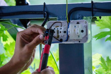 Erkek elektrikçi soket takıyor. Seçici odak.