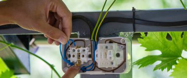 Erkek elektrikçi soket takıyor. Seçici odak.