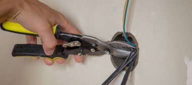 Erkek elektrikçi soket takıyor. Seçici odak.