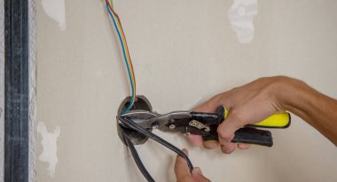 Erkek elektrikçi soket takıyor. Seçici odak.