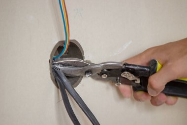 Erkek elektrikçi soket takıyor. Seçici odak.