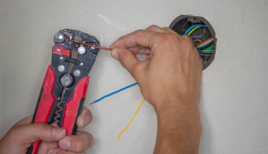 Erkek elektrikçi soket takıyor. Seçici odak.