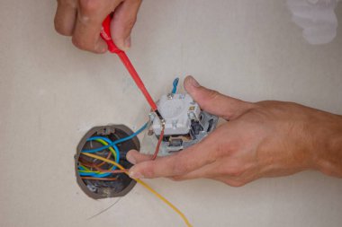 Erkek elektrikçi soket takıyor. Seçici odak.