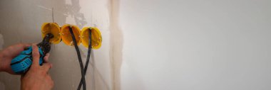 Erkek elektrikçi soket takıyor. Seçici odak.