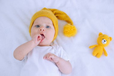 Bir çocuk oyuncak ayıyla yürür ve yatmaya hazırlanır.