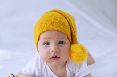 Bir çocuk oyuncak ayıyla yürür ve yatmaya hazırlanır.