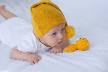 Bir çocuk oyuncak ayıyla yürür ve yatmaya hazırlanır.