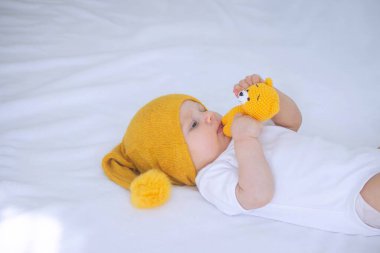 Bir çocuk oyuncak ayıyla yürür ve yatmaya hazırlanır.