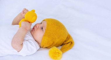 Bir çocuk oyuncak ayıyla yürür ve yatmaya hazırlanır.